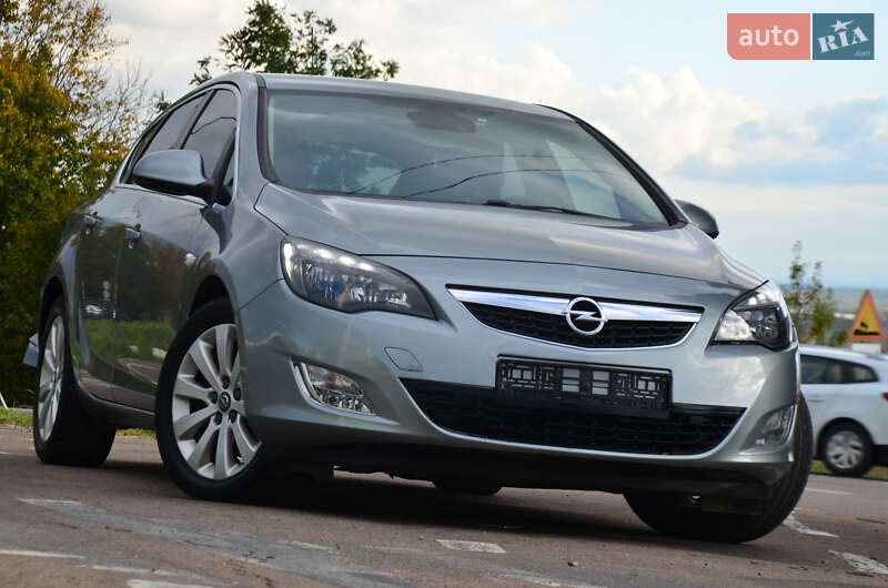 Хэтчбек Opel Astra 2012 в Дрогобыче