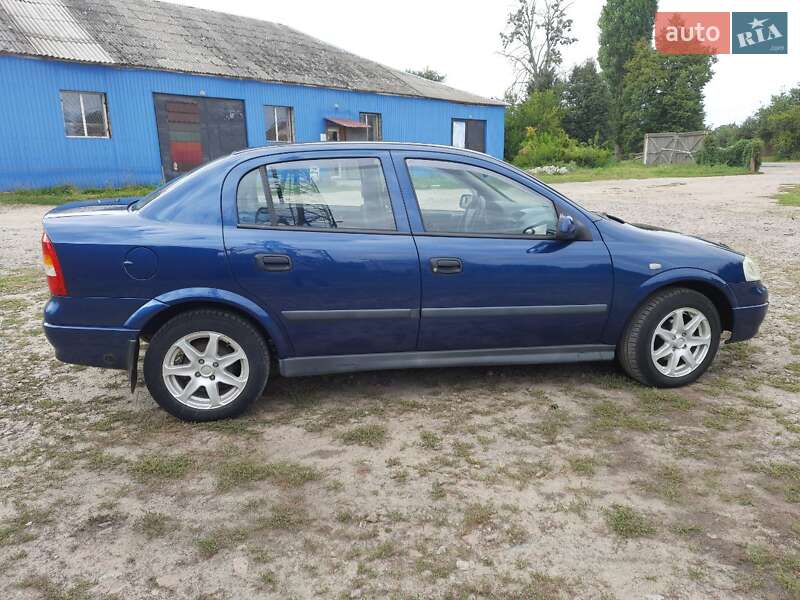 Седан Opel Astra 2005 в Путивле