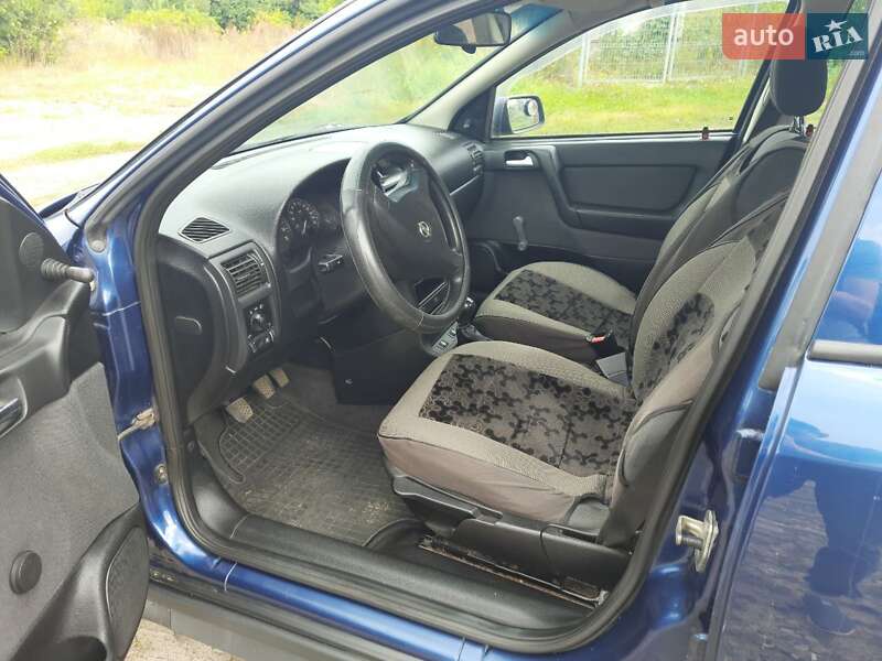 Седан Opel Astra 2005 в Путивле