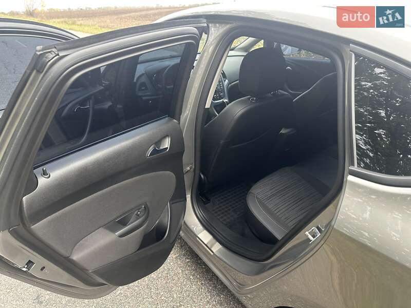 Седан Opel Astra 2015 в Ржищеве фото 16 Седан Opel Astra 2015 в Ржищеве