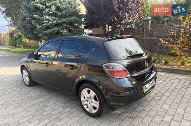 Хэтчбек Opel Astra 2012 в 