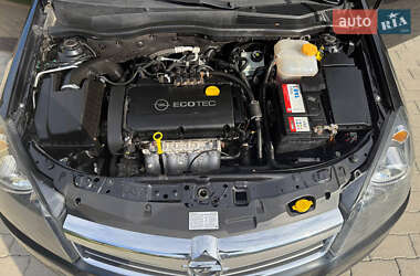 Хэтчбек Opel Astra 2012 в 