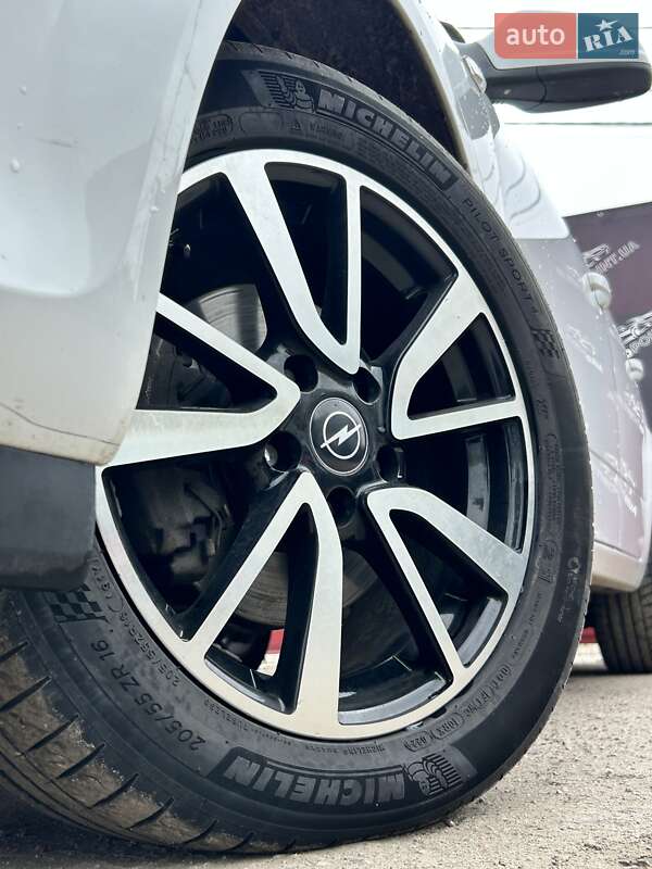 Седан Opel Astra 2013 в Сумах