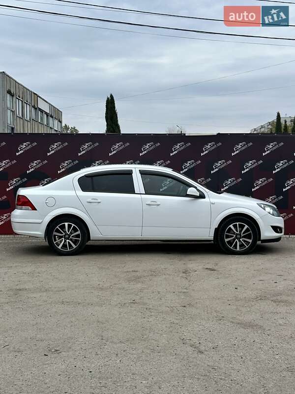 Седан Opel Astra 2013 в Сумах