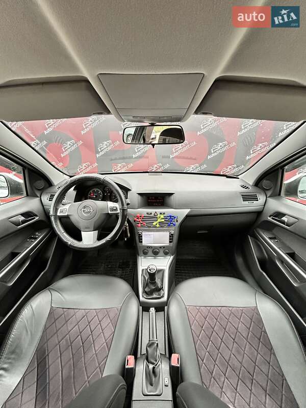 Седан Opel Astra 2013 в Сумах