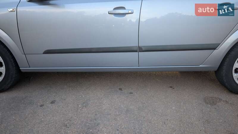 Универсал Opel Astra 2006 в Житомире