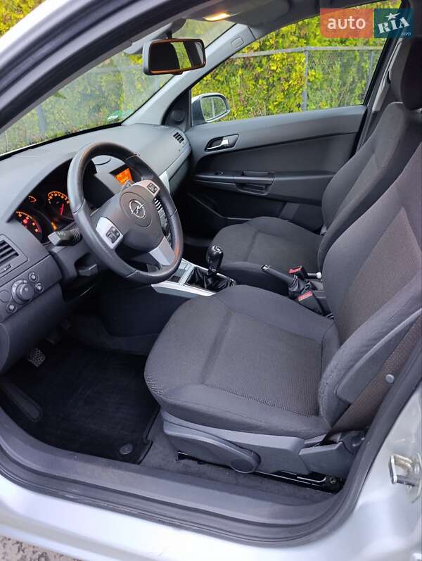 Универсал Opel Astra 2009 в Луцке