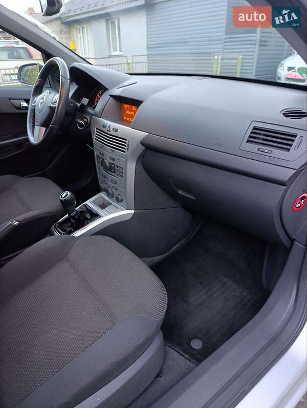 Универсал Opel Astra 2009 в Луцке