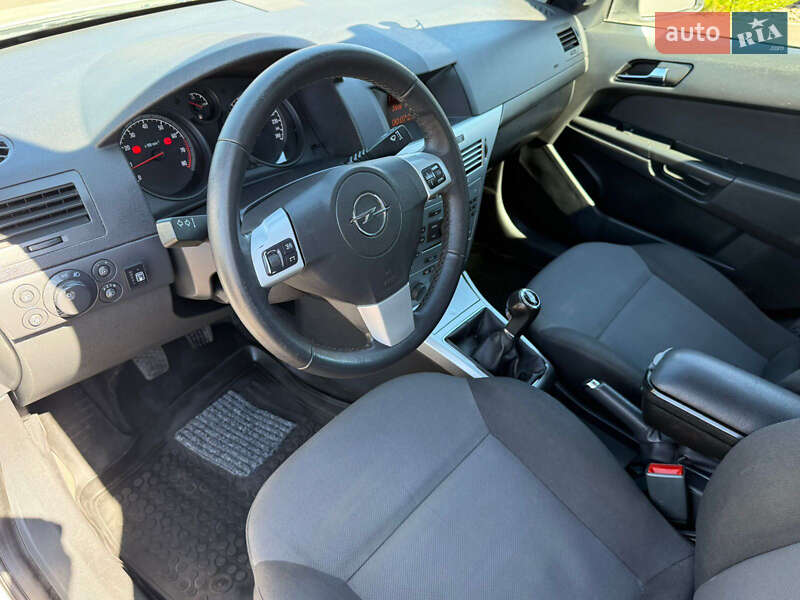 Хэтчбек Opel Astra 2014 в 