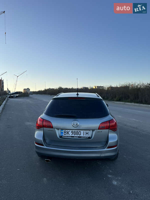 Универсал Opel Astra 2011 в Ровно