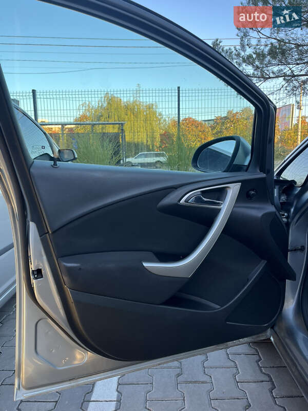 Универсал Opel Astra 2011 в Ровно