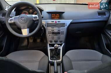 Хэтчбек Opel Astra 2012 в 