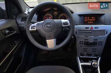 Хэтчбек Opel Astra 2012 в 