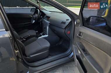 Хэтчбек Opel Astra 2012 в 