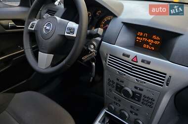 Хэтчбек Opel Astra 2012 в 