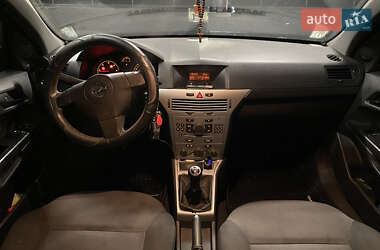 Хэтчбек Opel Astra 2011 в Хусте