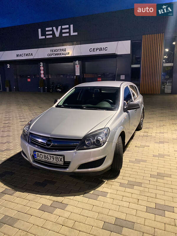 Хэтчбек Opel Astra 2011 в Хусте