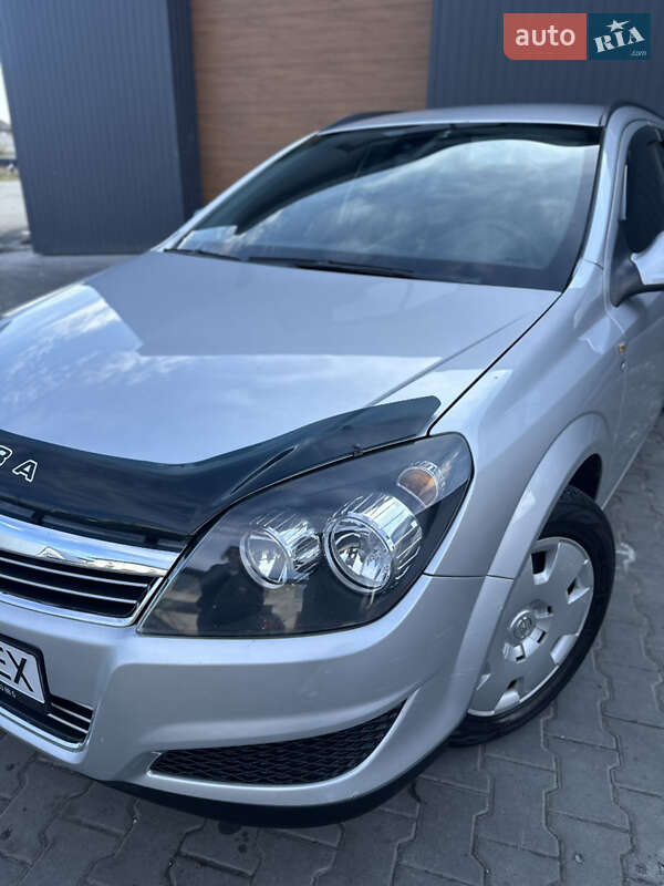 Универсал Opel Astra 2010 в Калуше