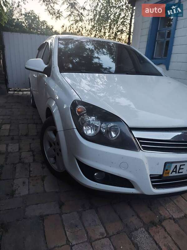 Седан Opel Astra 2014 в Днепре