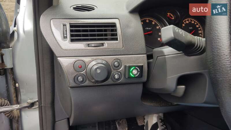 Хэтчбек Opel Astra 2005 в Золотоноше