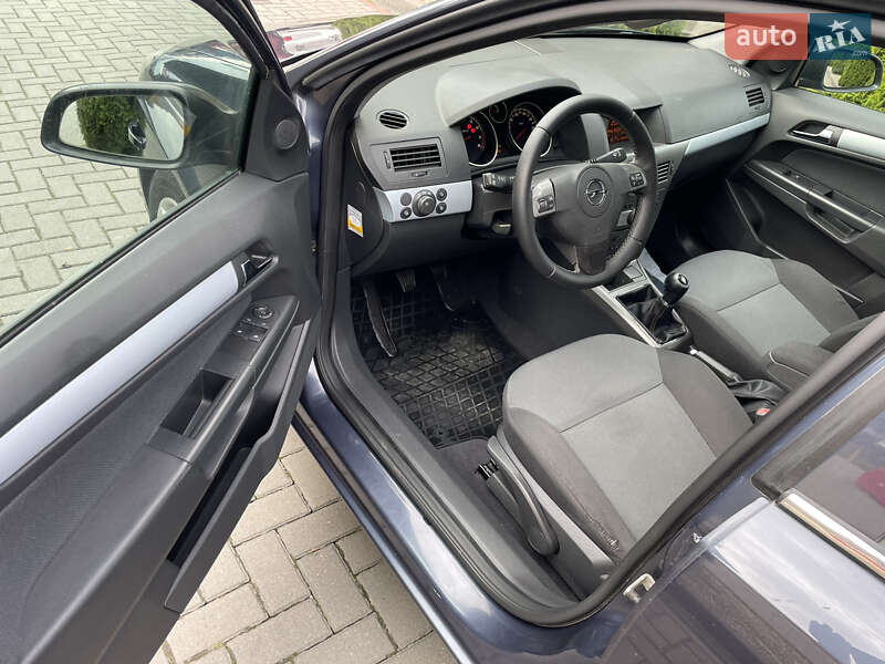 Хэтчбек Opel Astra 2006 в Городке