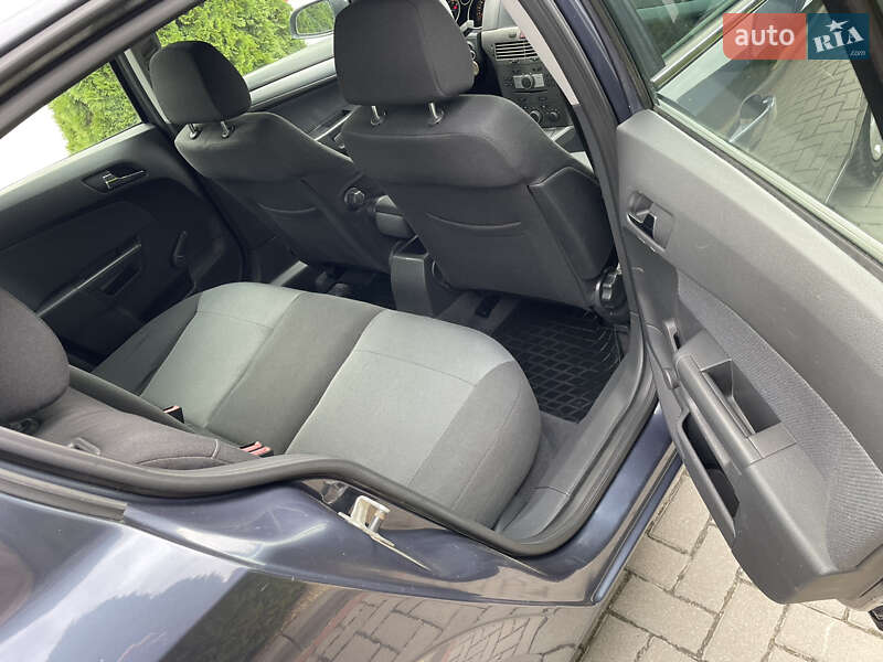 Хэтчбек Opel Astra 2006 в Городке