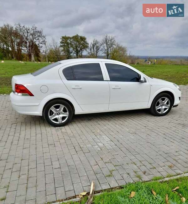 Седан Opel Astra 2013 в Ромнах