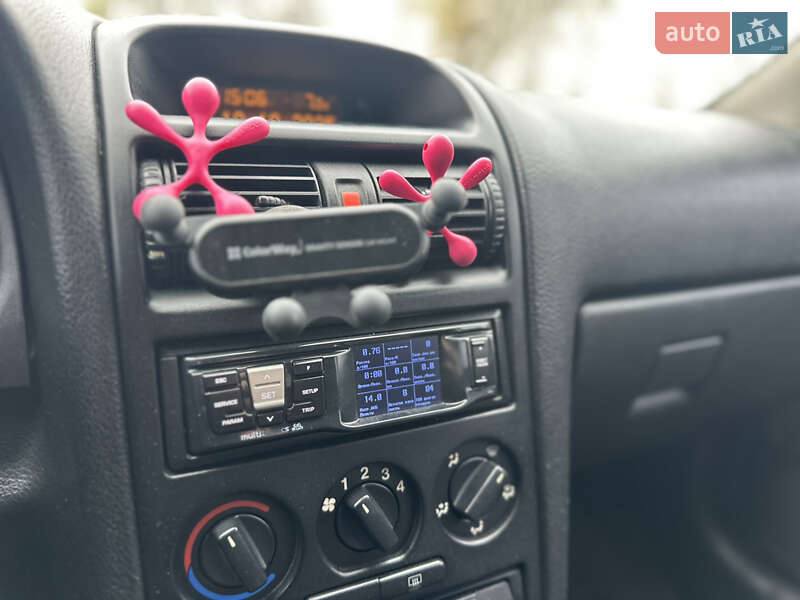 Седан Opel Astra 2006 в Сумах