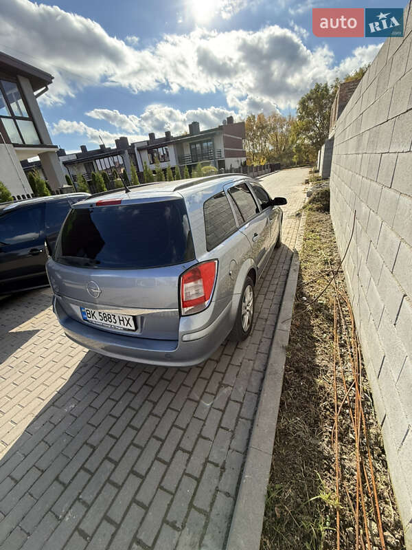 Універсал Opel Astra 2009 в Рівному