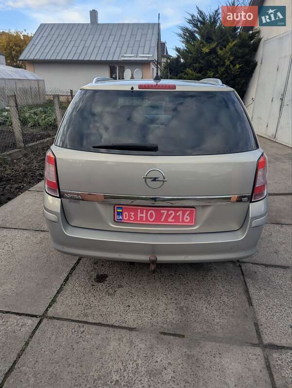Універсал Opel Astra 2008 в Рівному