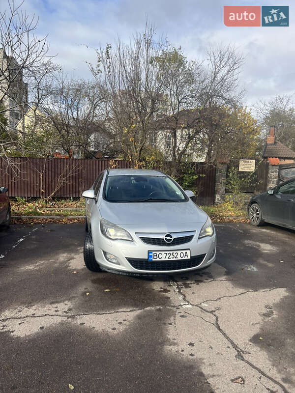 Универсал Opel Astra 2011 в Львове