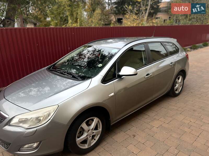 Універсал Opel Astra 2011 в Радехові