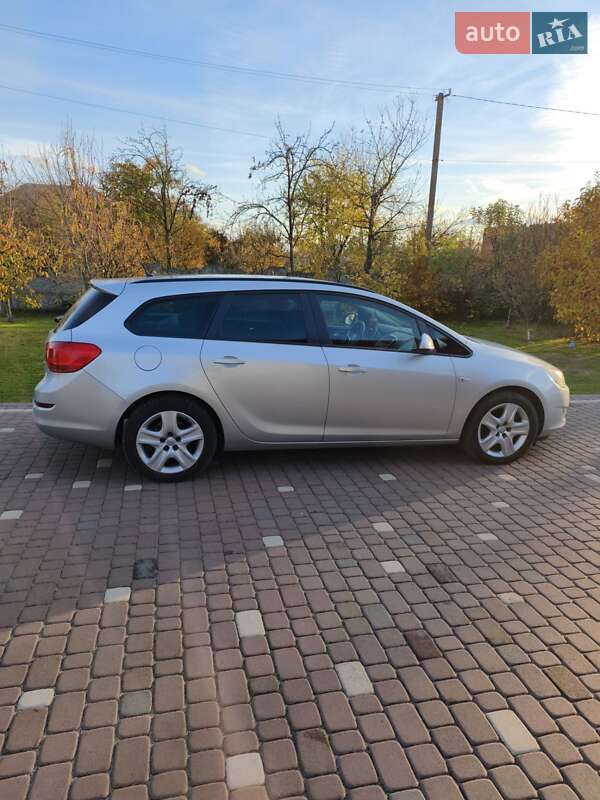 Универсал Opel Astra 2011 в Мостиске