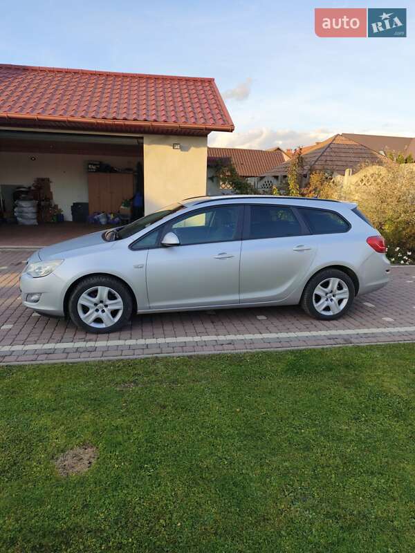 Универсал Opel Astra 2011 в Мостиске