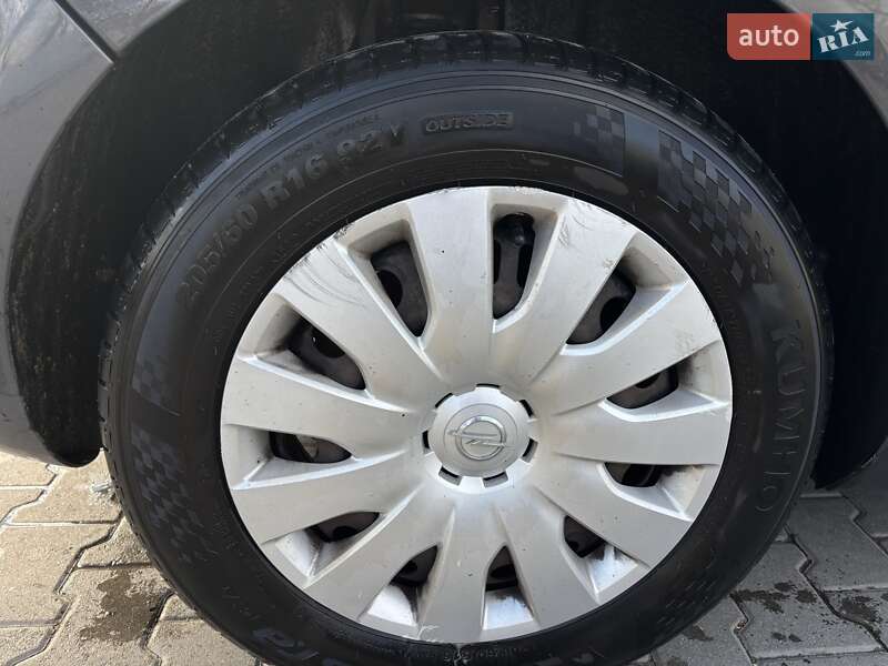 Хэтчбек Opel Astra 2013 в Львове