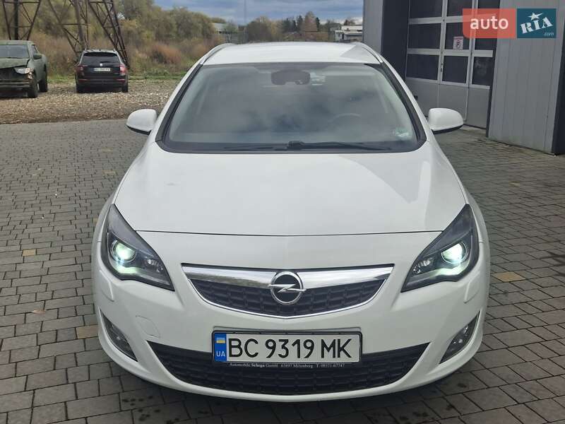 Универсал Opel Astra 2012 в Дрогобыче