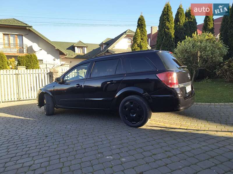 Универсал Opel Astra 2006 в Новояворовске