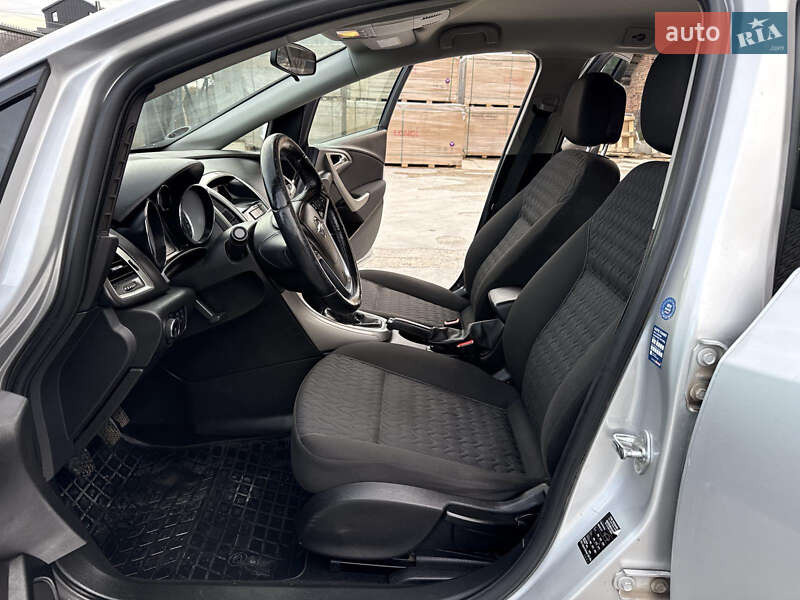 Універсал Opel Astra 2013 в Тернополі