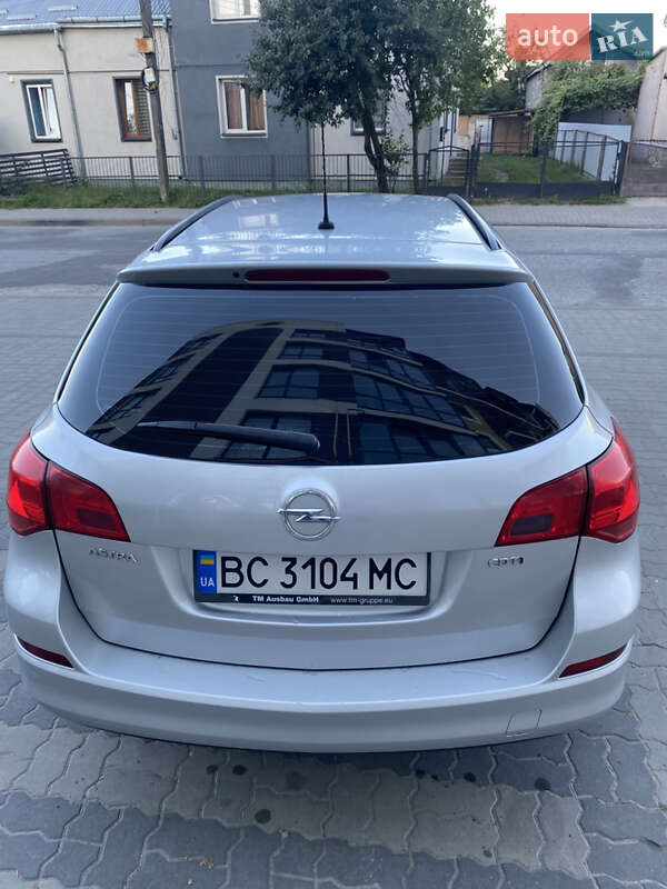 Універсал Opel Astra 2012 в Жовкві