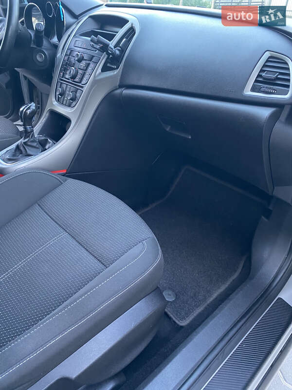 Універсал Opel Astra 2012 в Жовкві