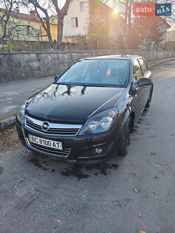 Хэтчбек Opel Astra 2011 в Львове