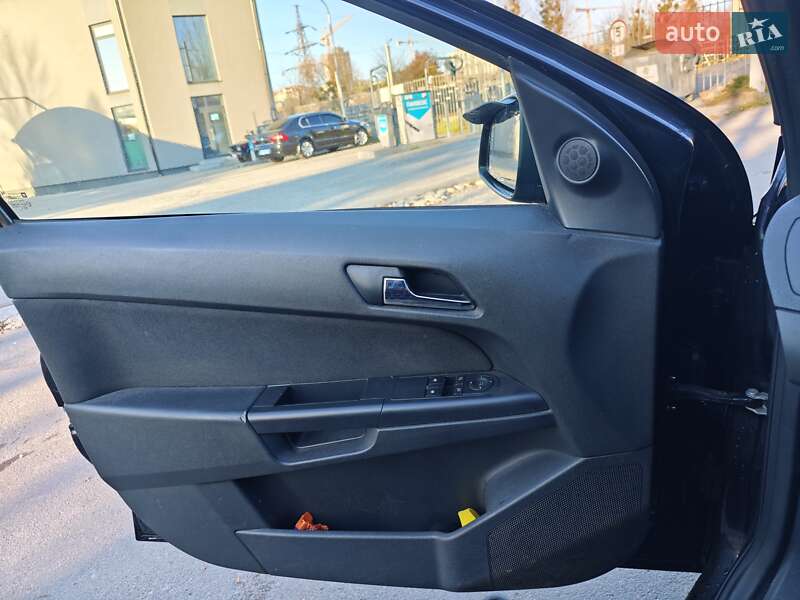 Хэтчбек Opel Astra 2011 в Львове