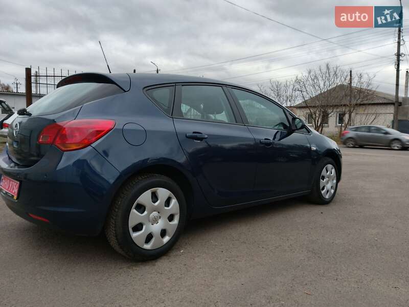 Хэтчбек Opel Astra 2011 в Прилуках