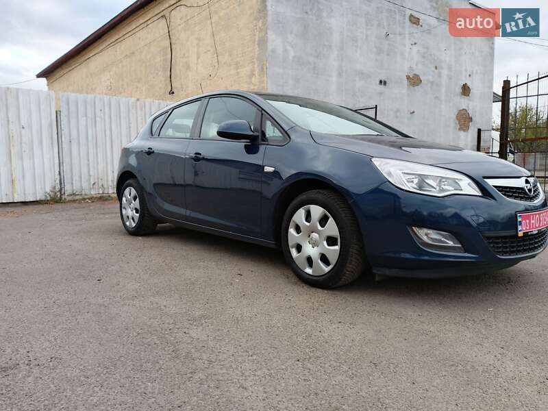 Хэтчбек Opel Astra 2011 в Прилуках