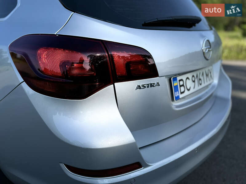 Универсал Opel Astra 2012 в Дрогобыче