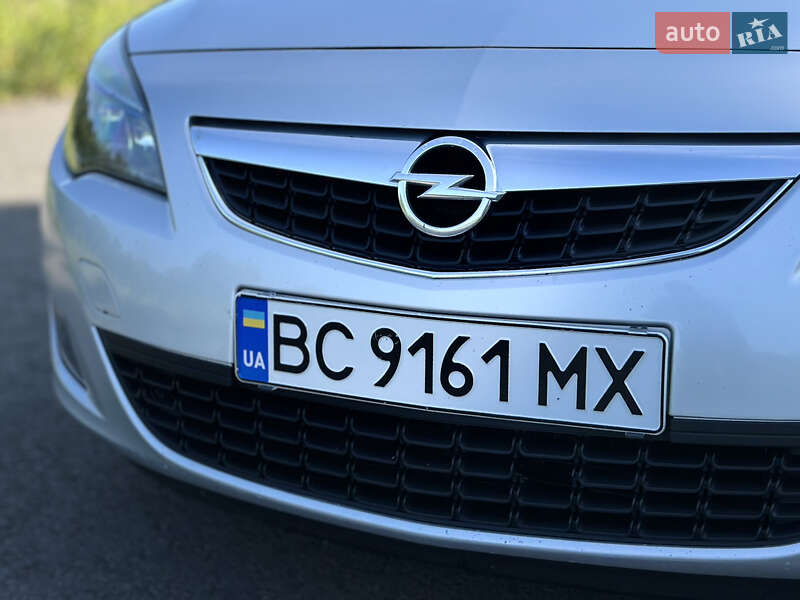 Универсал Opel Astra 2012 в Дрогобыче