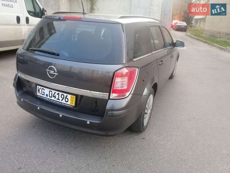 Універсал Opel Astra 2010 в Тернополі