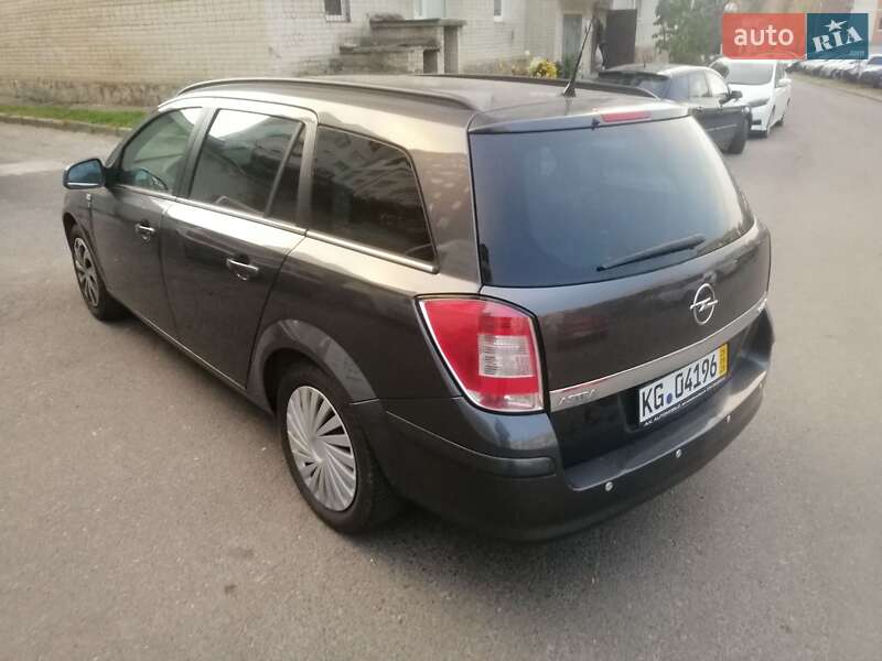 Універсал Opel Astra 2010 в Тернополі