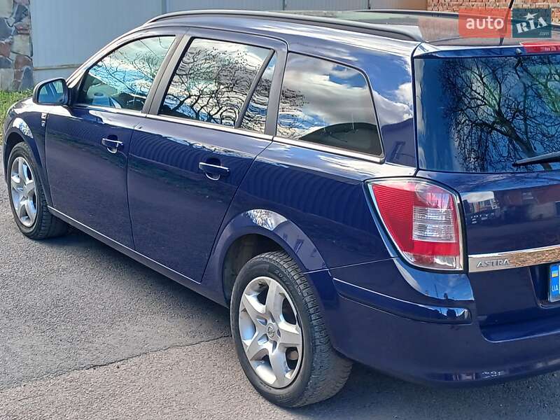 Універсал Opel Astra 2010 в Івано-Франківську