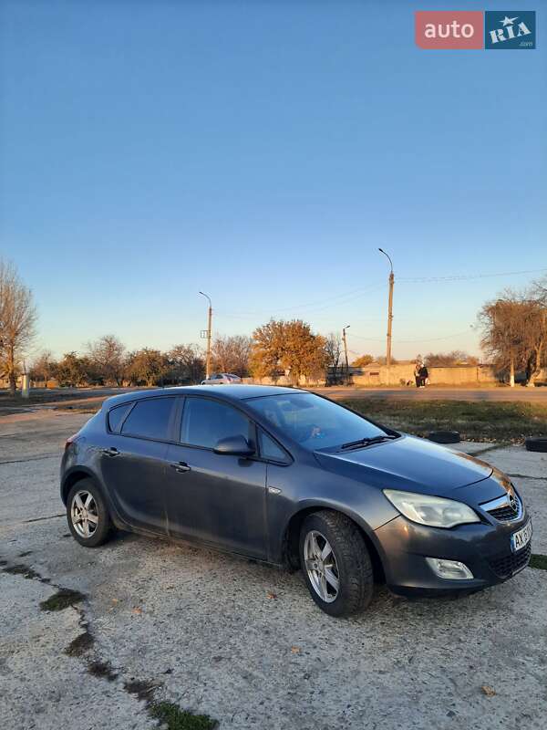 Хэтчбек Opel Astra 2011 в Лозовой